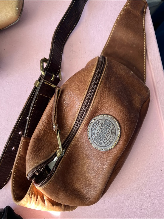 Roots Other - Roots Tan Leather Belt Bag well worn Roots zipper Fanny pack